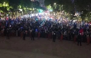 Aficionados de Cruz Azul se reúnen en el Ángel de la Independencia para celebrar la décima (Video)