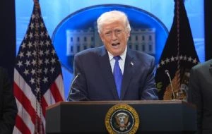 Trump quiere imponer arancel del 15%, frente al 10% que anunció tras fallo de Corte Suprema