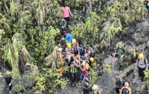 Recuperan cuerpos de tres excursionistas muertos tras erupción de volcán en Indonesia
