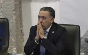 Exhiben a Enrique Inzunza en graduación del Tec de Monterrey en Sinaloa
