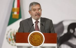 SRE reporta 13 mexicanos muertos en custodia del ICE; otros 13 mil están detenidos