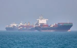Kuwait enfrenta ataque con misiles mientras se tambalea la tregua en la guerra contra Irán