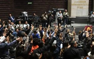 Diputados oficialistas aprueban crear comisión en el INE para evitar 