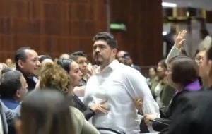 Empujones en la discusión sobre “narcocandidaturas”; acusan a morenista de estar borracho (Videos)