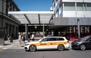 Hombre apuñala a tres personas en estación de tren de Suiza; lo califican como acto de terror