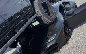 Mujer aplasta un Lamborghini con su camioneta en Florida (Video)