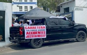 Pobladores presionan con plantón para exigir conclusión de obra carretera en Tlaquiltenango