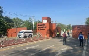 Sección 22 de la CNTE bloquea acceso a Aeropuerto de Oaxaca y a planta de Pemex