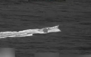 Ejército de EU ataca lancha en el Pacífico oriental; mata a 1 y deja 2 vivos (Video)