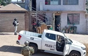 Rescatan a 26 migrantes mexicanos durante cateos de Tijuana
