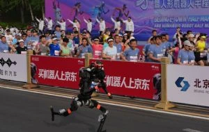 Robot humanoide gana su carrera en Beijing y supera el récord mundial humano