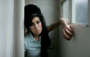 Padre de Amy Winehouse pierde demanda contra dos mujeres que vendieron objetos de su hija sin su permiso