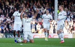 Raúl Jiménez rompió a llorar tras marcar su primer gol desde la muerte de su padre (Video)