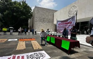 Sindicato del INAH protesta frente al Museo de Antropología por omisiones a derechos laborales