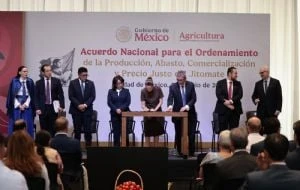 Sheinbaum firma acuerdo para bajar el precio del jitomate
