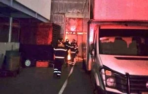 Combaten incendio en bodega contigua al Mercado de Jamaica (Video)