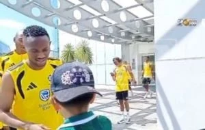 Niño mexicano fue por firmas al hotel de Sudáfrica y terminó posando con toda la selección (VIDEO)