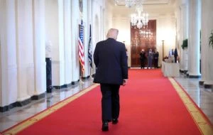 Trump pausa su operativo para reabrir el estrecho de Ormuz mientras busca un acuerdo con Irán