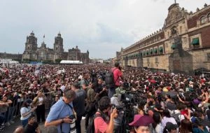 BTS reúne a unas 20 mil personas en el zócalo de la CDMX