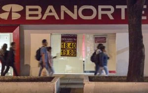 Peso arranca la semana con ganancias en medio de las protestas en Los Ángeles