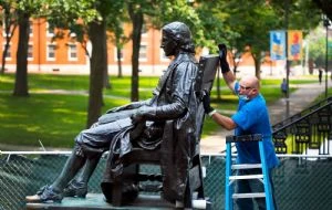 Trump deja también a la Universidad de Harvard sin privilegios fiscales