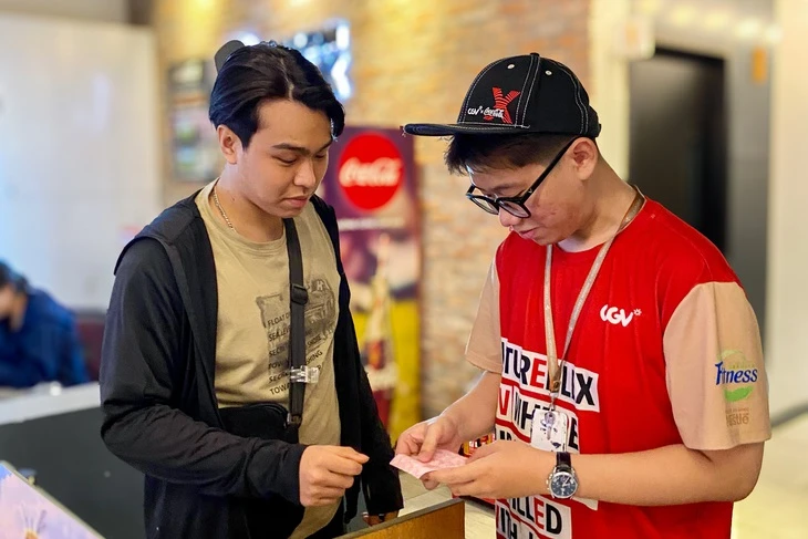 Sinh viên làm thêm xuyên lễ, kiếm tiền triệu mỗi ngày