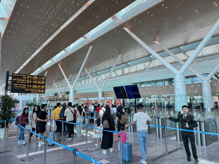 Khách đến TP.HCM tiếp tục tăng, dễ dàng làm thủ tục chuyến bay qua VNeID
