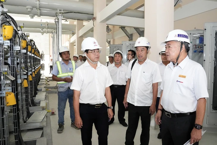 Chủ tịch EVNHCMC Phạm Quốc Bảo cùng công ty được vinh danh thành tựu vì Việt Nam số 2026