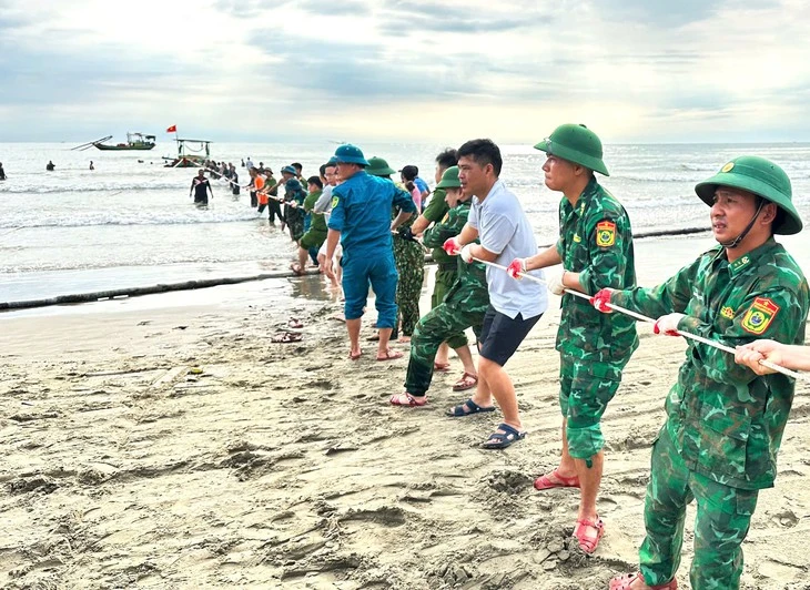 Hà Tĩnh có 58 tàu thuyền bị sóng đánh chìm, 2 người mất tích trên biển