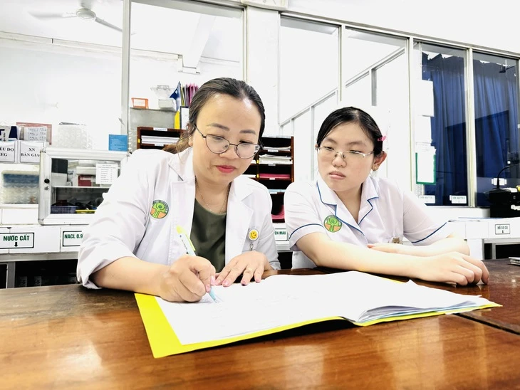 Một bé trai bị đứt đầu lưỡi do bị rối loạn Tics