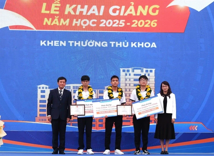 Ba thủ khoa Trường ĐH Khoa học tự nhiên cùng đạt điểm gần tuyệt đối, bí quyết học gây bất ngờ