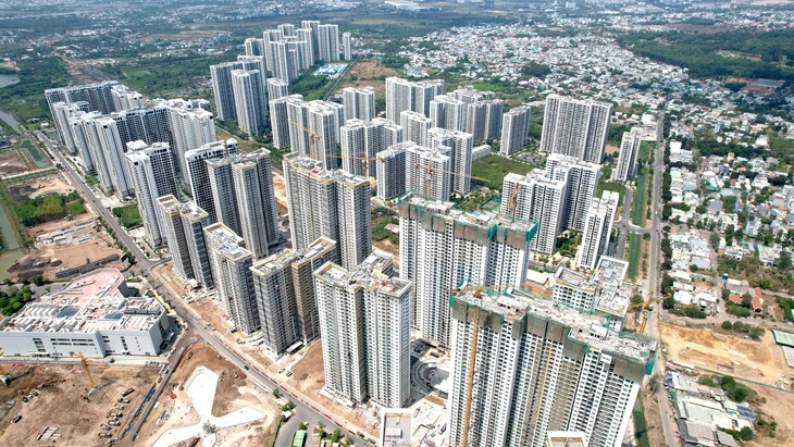 Thị trường nhà ở TP.HCM: Nhà ở xã hội rất thiếu; căn hộ dưới 30 triệu/m² mất hút