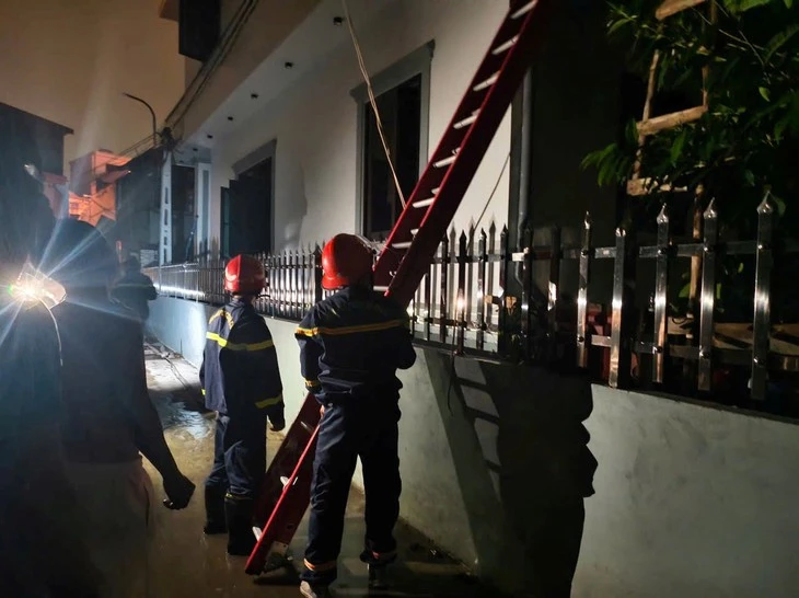 Cứu 4 người trong vụ cháy nhà lúc nửa đêm
