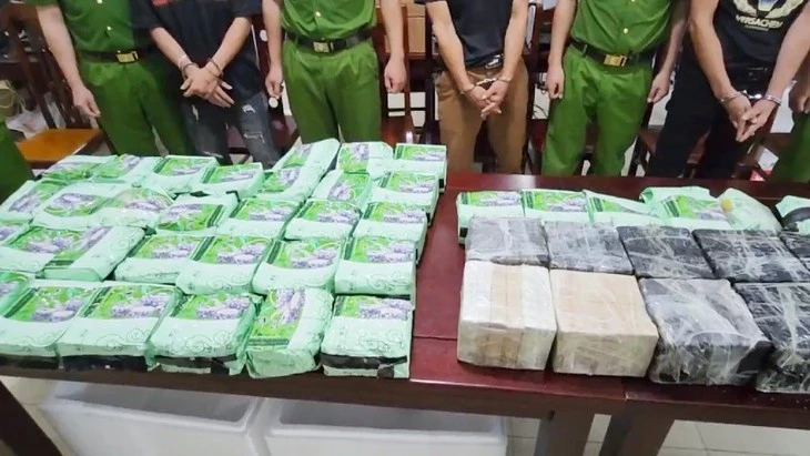 Bắt 3 người dùng ô tô chở 60 bánh heroin, 37kg ma túy đá