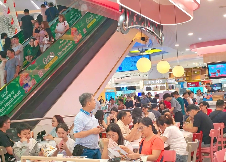 Trung tâm thương mại ở TP.HCM đông nghẹt khách trong kỳ nghỉ lễ