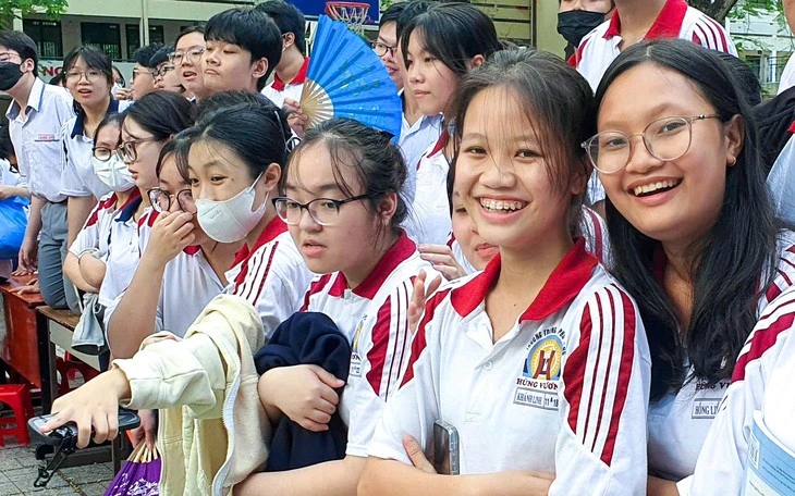 Tin tức sáng 26-6: Quốc hội hôm nay biểu quyết hỗ trợ học phí cho HS; Giám đốc sở làm bí thư xã