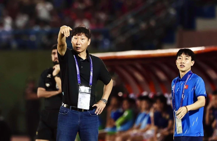 HLV Kim Sang Sik dẫn dắt các ngôi sao Đông Nam Á đấu Manchester United