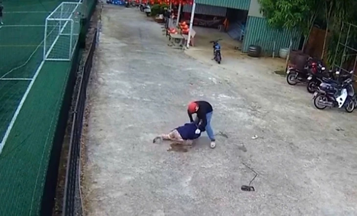 Kinh hoàng người mặc áo đen cầm vật nghi giống roi điện gí vào một phụ nữ ở Phú Quốc