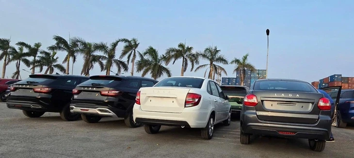 Ảnh thực tế lô ô tô Nga Lada cập cảng Việt Nam: Giá từ 360 triệu, có SUV dáng Jimny, sedan cỡ Vios