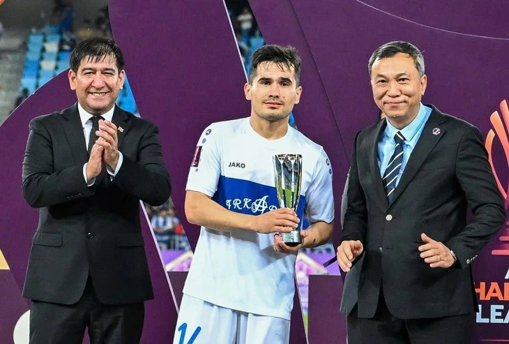 Chủ tịch VFF trao cúp vô địch tại chung kết AFC Challenge League