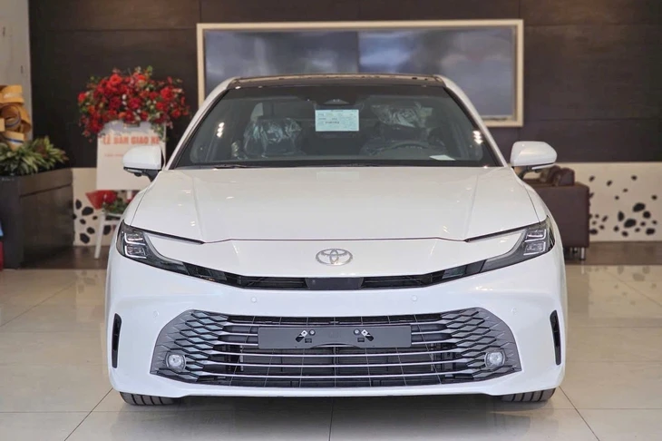 Tin tức giá xe: Toyota Camry giảm tới 100 triệu đồng tại đại lý