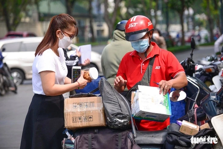 Thu thuế VAT tự động với hàng nhập chuyển phát nhanh dưới 1 triệu đồng