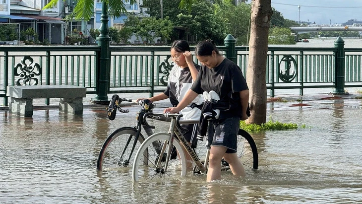 Thủy triều lên nhanh sau bão số 3, nhiều đường phố Hải Phòng thành sông