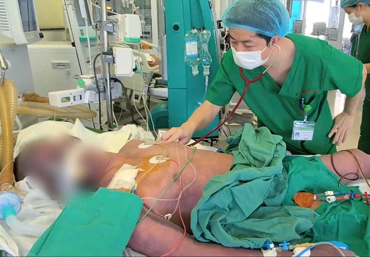Người đàn ông nguy kịch sau khi ăn lòng heo