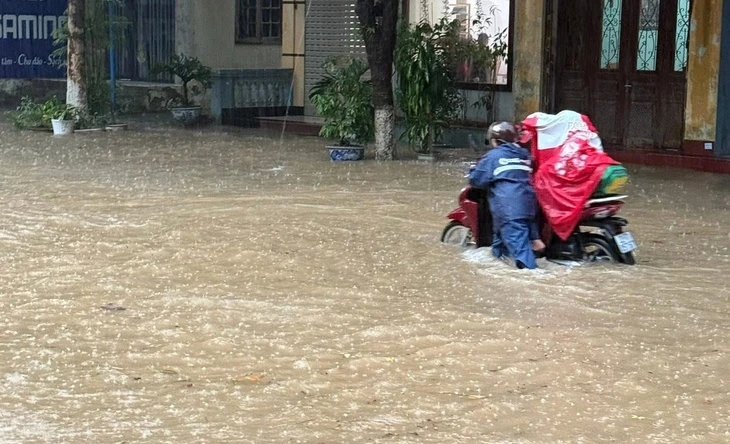 Dải mây dông đậm đặc từ Trung Quốc sắp vào Việt Nam, đêm nay miền Bắc mưa lớn