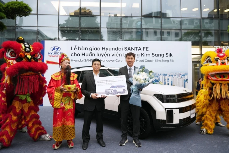 HLV Kim Sang Sik nhận Hyundai Santa Fe bản đắt nhất tại Việt Nam