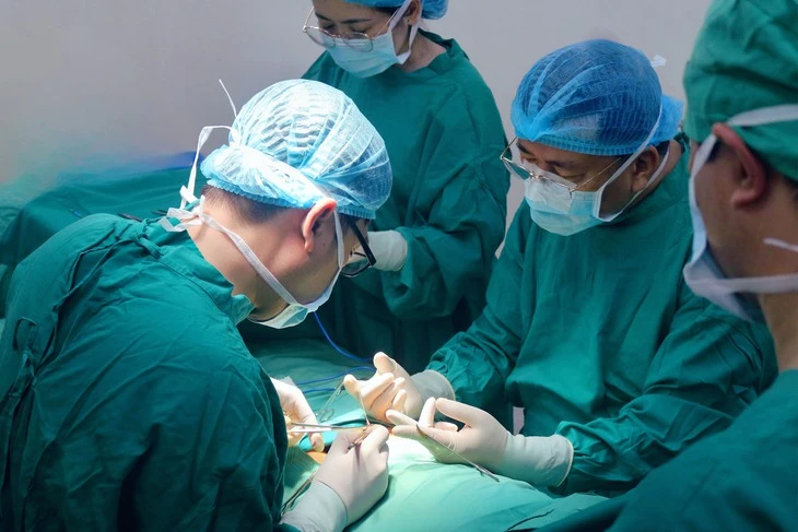 Phẫu thuật cho 2 bé trai ở Đà Lạt bị vùi dương vật bẩm sinh