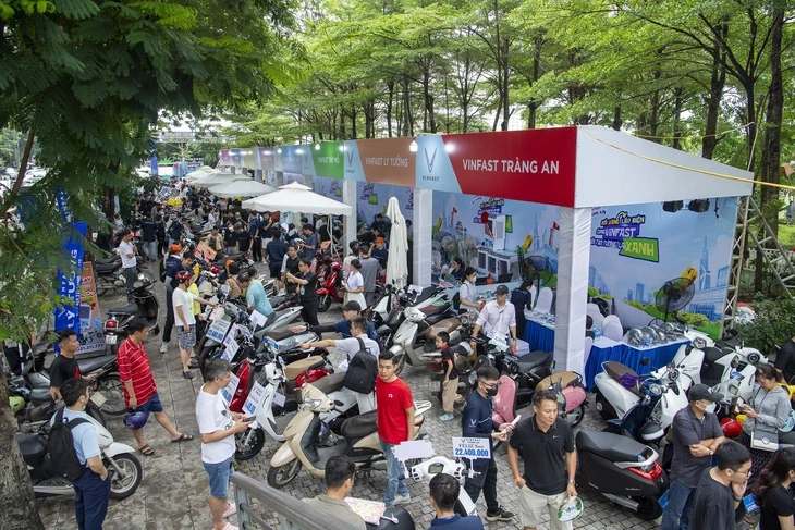 Chỉ trong 2 ngày, Hà Nội bớt 600 xe xăng, mỗi giờ có 35 xe máy điện VinFast được bán ra
