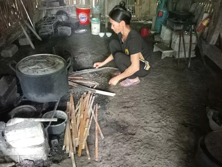 Đang đun nước trong bếp thì bị sét đánh