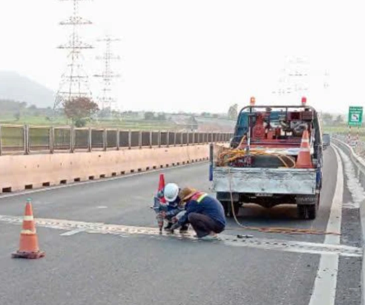 Khắc phục bong tróc mặt đường, hư khe co giãn cao tốc Vĩnh Hảo - Phan Thiết